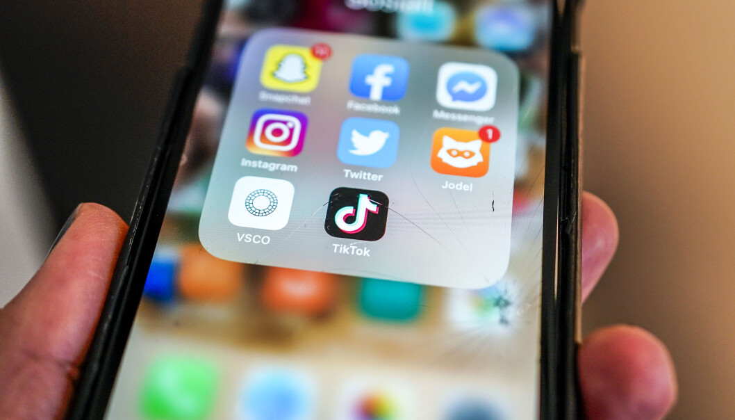 TikTok er et sosialt nettverk der brukerne kan dele korte videoer med sang-miming, humor, dansing, eller de kan vise frem sine talenter. TikTok er et sosialt nettverk der brukerne kan dele korte videoer med sang-miming, humor, dansing, eller de kan vise frem sine talenter.