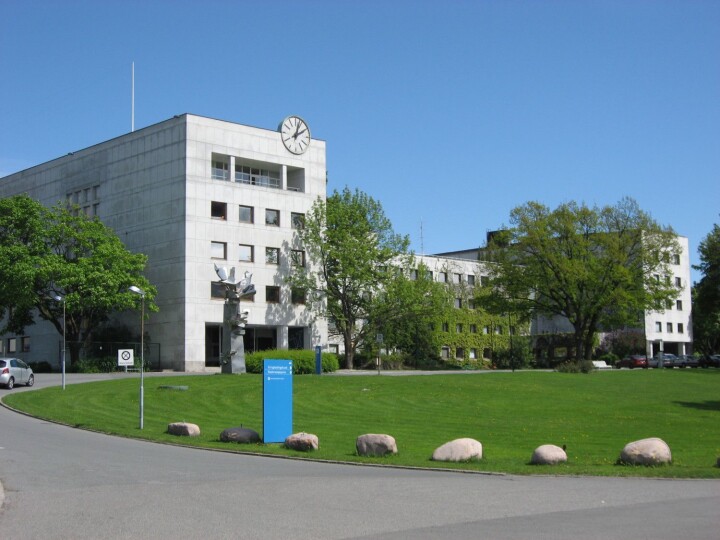 Åtte timer på overtid forhandler NRK og NJ fortsatt for å unngå streik