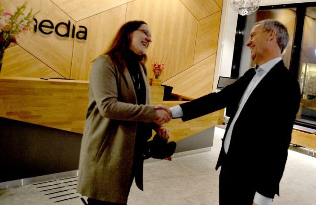 Eva Stenbro er journalist og konserntillitsvalgt - og forteller om et taktskifte for journalistikken i Amedia. Her i hilsen med konsernsjef Are Stokstad under innflytting i konsernets nye lokaler høsten 2015. Eva Stenbro er journalist og konserntillitsvalgt - og forteller om et taktskifte for journalistikken i Amedia. Her i hilsen med konsernsjef Are Stokstad under innflytting i konsernets nye lokaler høsten 2015.