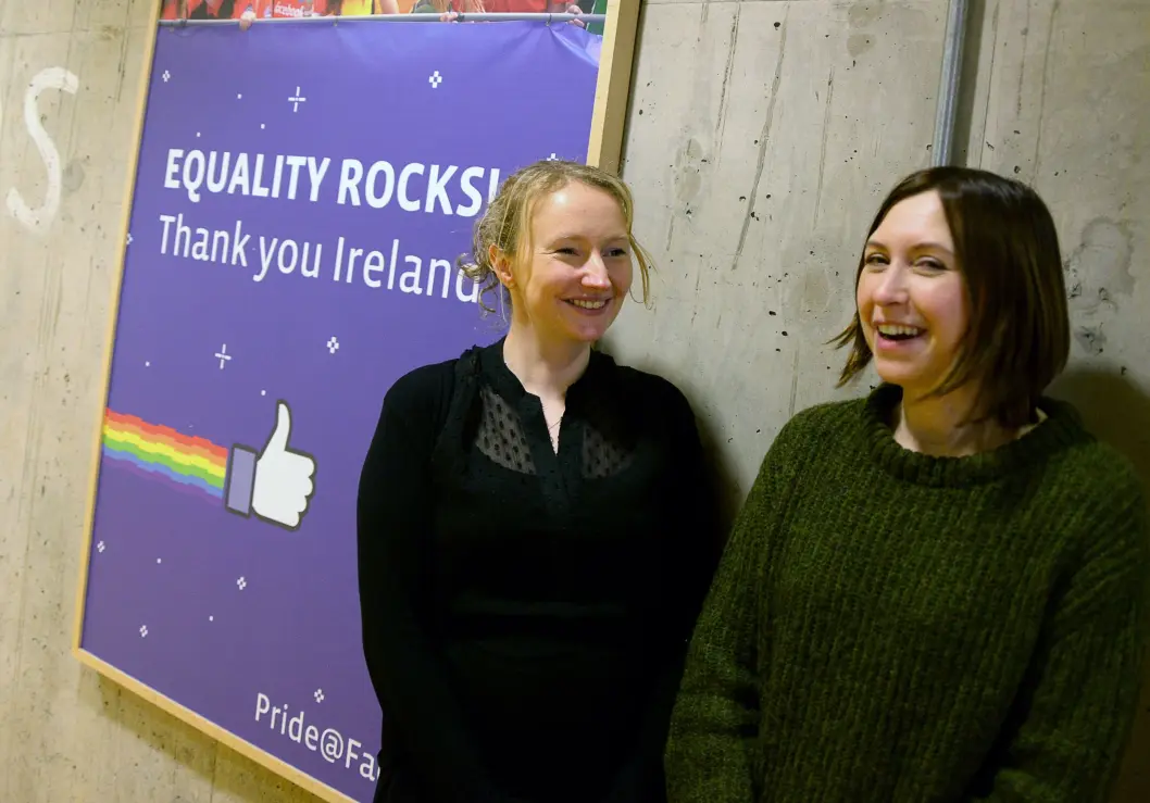 Julie de Baillencourt (til høyre) er safety policy manager i Facebook for Europa. Her sammen med kollega Siobhan Cummiskey. Bildet er tatt på Facebooks internasjonale hovedkontor i Dublin desember 2015. Julie de Baillencourt (til høyre) er safety policy manager i Facebook for Europa. Her sammen med kollega Siobhan Cummiskey. Bildet er tatt på Facebooks internasjonale hovedkontor i Dublin desember 2015.