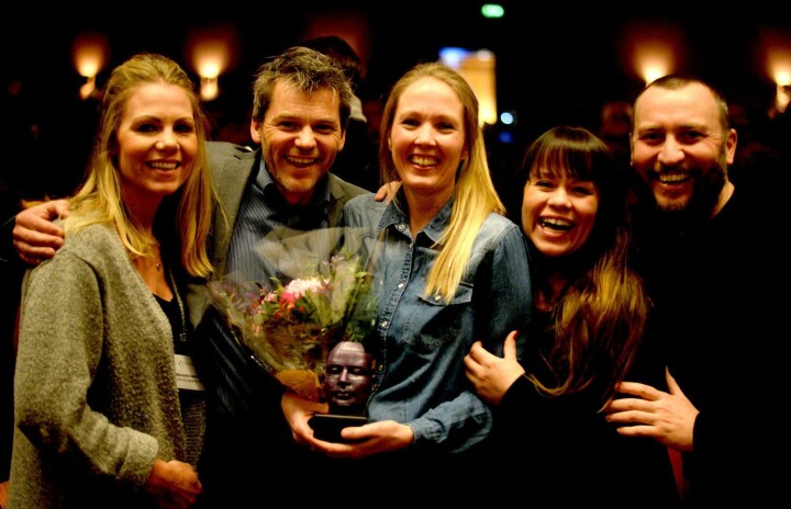 KRISTIN SAGEN fikk prisen «Årets medieselger» i januar 2016 - her jubler hun sammen med kollegene i CAPA Kinoreklame. Fra venstre: Marianne Aamodt, Jan Tore Kristiansen, Kristin Sagen, Christel Schultz og Gareth Williams.