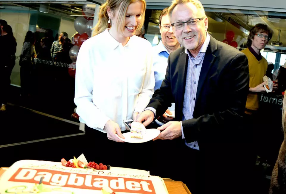 I dag kan Dagbladet spise kake for å feire fjoråret. Akkurat denne kaka er fra noen år tilbake, da avisa feiret 20 år på nett. Fra venstre: Redaksjonssjef Hilde Schjerve, nyhetsredaktør Frode Hansen og sjefredaktør John Arne Markussen.