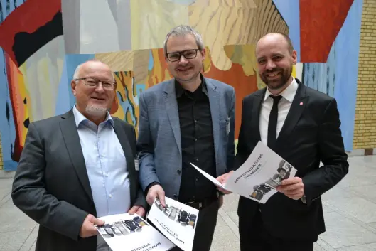Mediepolitikk har vært viktig for LLAs styreleder Roar Osmundsen og generalsekretær Rune Hegland (t.v.). Til venstre: Aps tidligere markante mediepolitiker Arild Grande. Mediepolitikk har vært viktig for LLAs styreleder Roar Osmundsen og generalsekretær Rune Hegland (t.v.). Til venstre: Aps tidligere markante mediepolitiker Arild Grande.