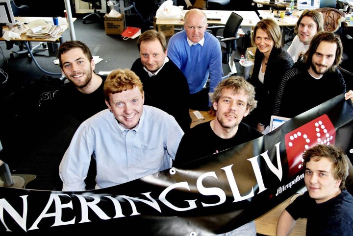 E24 BLIR TIL: Et bilde fra cirka 12 år siden. Bak fra venstre: Schibsted-trainee Andreas Thorsheim, salgssjef Morten Carlsen, VG-journalist Bjørn Haugan, Aftenposten-journalist Gunhild Haugnes, frontredigerer Erik Samland og journalist Lars Magne Sunnanå. Foran f.v.: Publisher Hans-Christian Vadseth, nyhetssjef Per Valebrokk og frontredigerer Jon Herland.