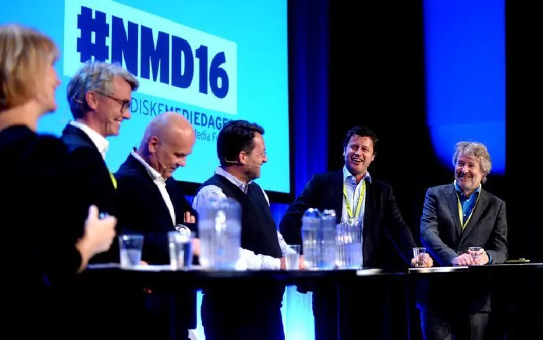 De kan smile i lystig debatt, men for TV-kanalene er den største distribusjonskanalen i tilnærmet fritt fall for none aldersgrupper. Her TV-sjefene på «toppmøtet» under Nordiske Mediedager i fjor (med debattleder Sigrid Sollund helt først): Olav Sandnes (TV 2), Thor Gjermund Eriksen (NRK), Harald Strømme (tidligere Discovery og TVNorge), Trygve Rønningen (MTG/TV3, snart TV 2) og Torry Pedersen (VG og VGTV). De kan smile i lystig debatt, men for TV-kanalene er den største distribusjonskanalen i tilnærmet fritt fall for none aldersgrupper. Her TV-sjefene på «toppmøtet» under Nordiske Mediedager i fjor (med debattleder Sigrid Sollund helt først): Olav Sandnes (TV 2), Thor Gjermund Eriksen (NRK), Harald Strømme (tidligere Discovery og TVNorge), Trygve Rønningen (MTG/TV3, snart TV 2) og Torry Pedersen (VG og VGTV).