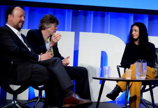 Frithjof Jacobsen & Anders Giæver i samtale med Aps nestleder Hadia Tajik om «mediebransjens undergang». Frithjof Jacobsen & Anders Giæver i samtale med Aps nestleder Hadia Tajik om «mediebransjens undergang».