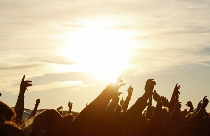 Å strømme festivaler, fest og fulle folk på Facebook kan være straffbart