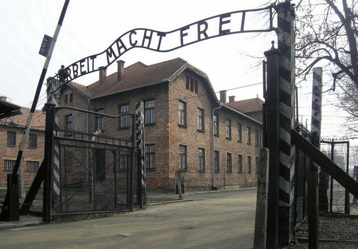Polen vil ha slutt på unøyaktig omtale i mediene: Ny lov åpner for fengsel for alle som kaller Auschwitz for «polsk dødsleir»