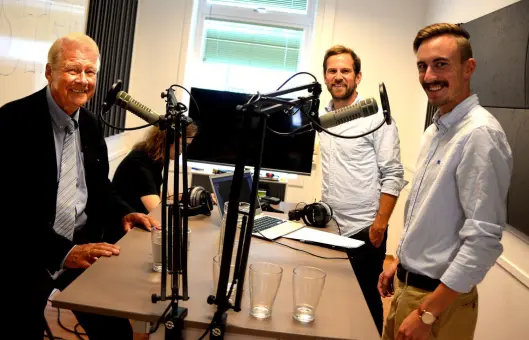 Stig Arild Pettersen med Simon Stjern og Carl I. Hagen under innspilling av podkasten "Ærlig talt!". Stig Arild Pettersen med Simon Stjern og Carl I. Hagen under innspilling av podkasten "Ærlig talt!".