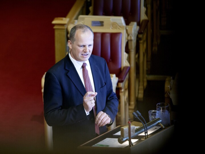 Ap stiller Solvik-Olsen spørsmål om lørdagsaviser. Krever garanti for at avisene kommer fram