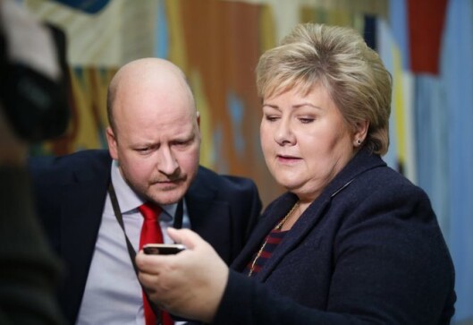 Statsminister Erna Solberg (H) sjekker mobiltelefonen etter en spørretime - her sammen med Aanes. Statsminister Erna Solberg (H) sjekker mobiltelefonen etter en spørretime - her sammen med Aanes.