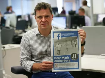 Aftenpostens sjefredaktør Espen Egil Hansen med Aftenpostens forside, som i helhet var viet et forsidebrev til Facebook-sjefen Mark Zuckerberg der de kritiserte selskapets beslutning om å sensurere et fotografi fra Vietnamkrigen.