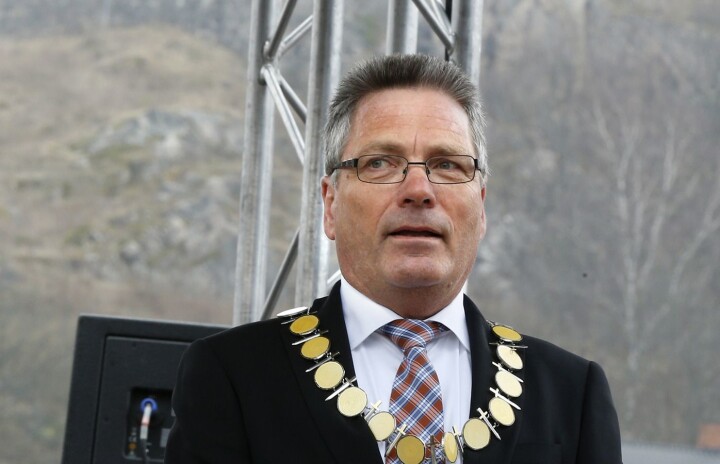 Ordfører Thor Edquist i Halden sier opp lokalavisa - ønsker å verne familien mot Halden Arbeiderblad