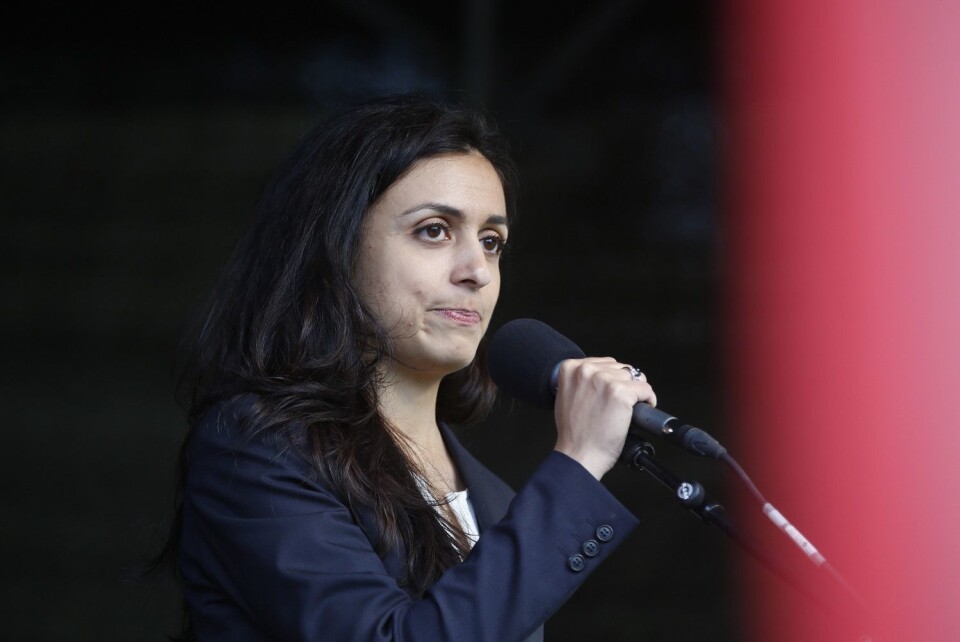 Politimannen som fikk sparken etter Facebook-hets mot Hadia Tajik og Jens Stoltenberg, har saksøkt Justisdepartementet