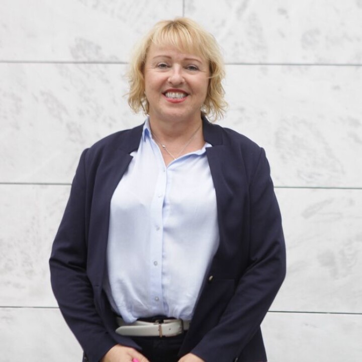 NRKs Grethe Gynnild-Johnsen er «Årets kvinnelige medieleder». VGs Tora Håndlykken er «Årets medieledertalent»