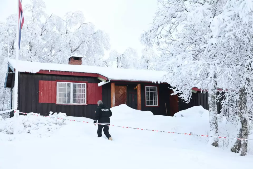 Ved denne hytta i Valdres ble en 13 år gammel jente funnet død nyttårsaften. Den 154,5 centimeter høye jenta veide da 21 kilo.