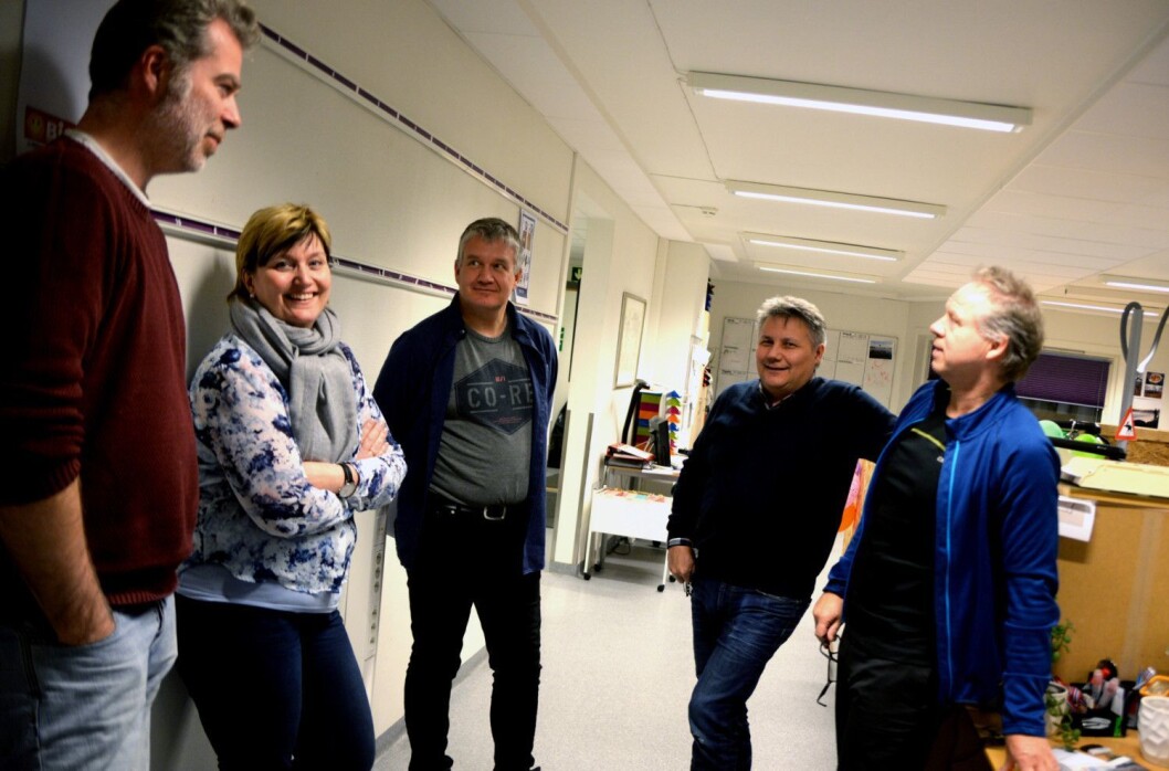 Medier24 møtte noen av de ansatte i Sør-Varanger Avis i november 2016. Fra venstre - journalist Yngve Grønvik, kontorsjef Bente Ranveig Hansen, journalist og redaktørvikar Tor Sandø, annonsekonsulent John Henrik Mienna og journalistvikar Jørn Fossmo. Medier24 møtte noen av de ansatte i Sør-Varanger Avis i november 2016. Fra venstre - journalist Yngve Grønvik, kontorsjef Bente Ranveig Hansen, journalist og redaktørvikar Tor Sandø, annonsekonsulent John Henrik Mienna og journalistvikar Jørn Fossmo.