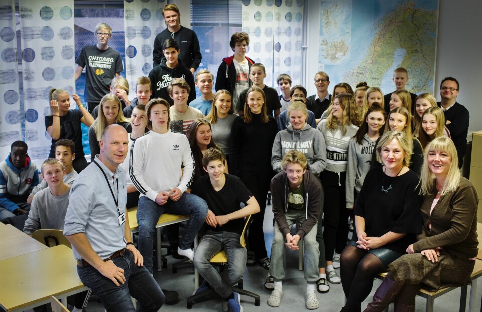 Klasse 10C på Charlottenlund ungdomsskole i Trondheim - sammen med Rune Petter Ness (fotograf), Grete Holstad og Norunn Bergersen (journalister) Foto: Kirsti Husby