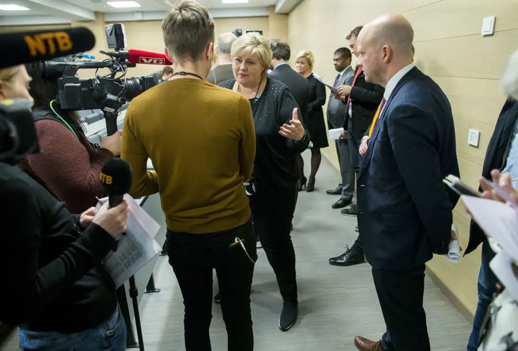 Regjeringen og samarbeidspartiene møtte pressen lørdag kveld. Regjeringen og samarbeidspartiene møtte pressen lørdag kveld.