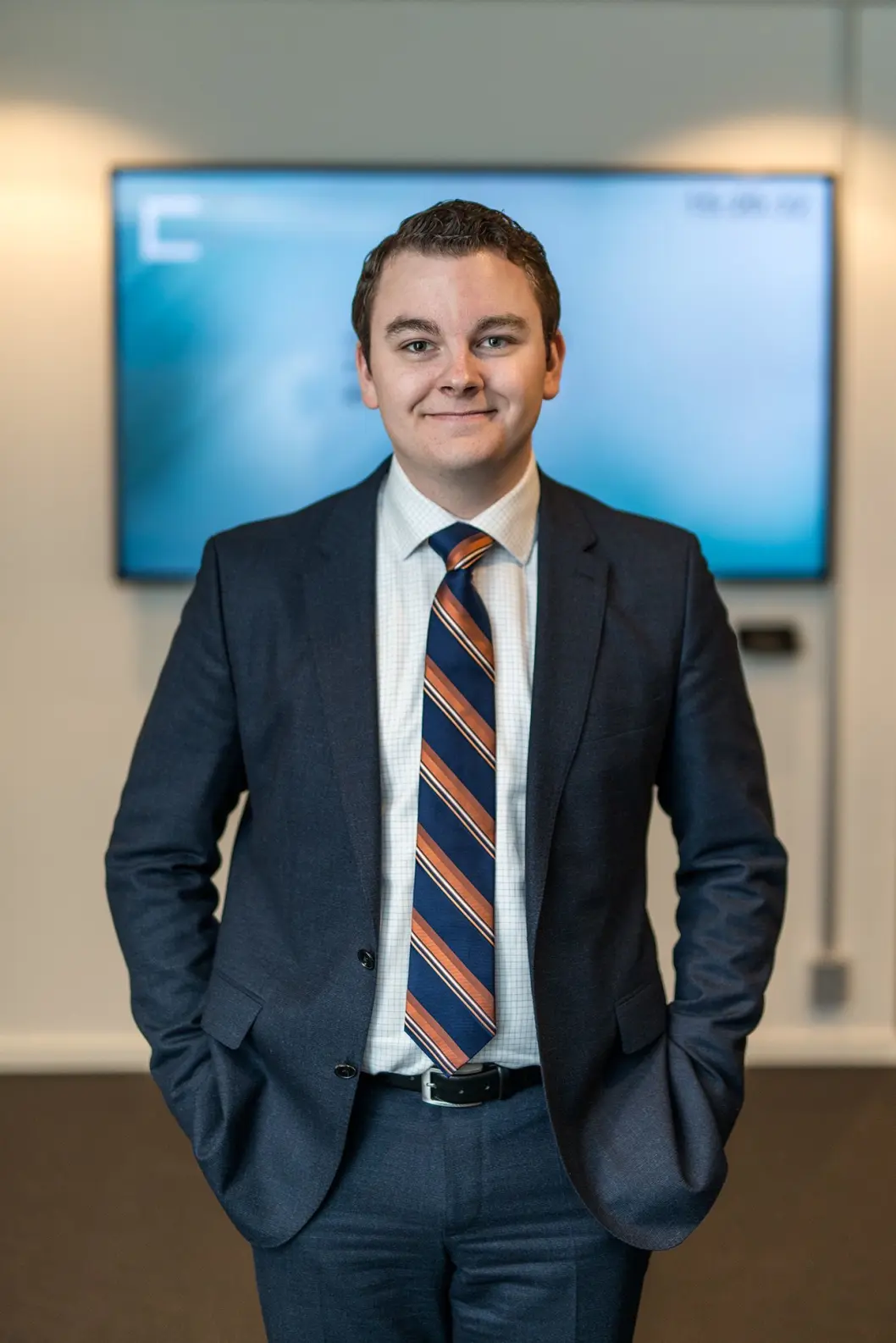 Slik ser Espen ut til daglig - i jobben som politisk rådgiver for Sylvi Listhaug. Slik ser Espen ut til daglig - i jobben som politisk rådgiver for Sylvi Listhaug.
