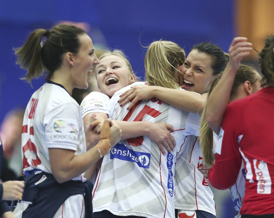 EM håndball kvinner i Sverige. Norge-Romania Marta Tomac, Stine Bredal Oftedal og Nora Mørk jubler etter seieren mot Romania. Foto: Vidar Ruud / NTB scanpix EM håndball kvinner i Sverige. Norge-Romania Marta Tomac, Stine Bredal Oftedal og Nora Mørk jubler etter seieren mot Romania. Foto: Vidar Ruud / NTB scanpix