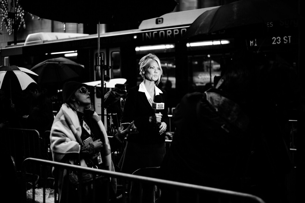 TRUMP TOWER, 9. NOVEMBER 2016 - KL 14.08: En reporter fra amerikanske Inside Edition rapporterer inne i pressepiten utenfor Trump Tower. En assistent holder opp en mobiltelefon med informasjon på for henne, mens paraplyer beskytter mot regnet. (ALLE FOTO: Eskil Wie). TRUMP TOWER, 9. NOVEMBER 2016 - KL 14.08: En reporter fra amerikanske Inside Edition rapporterer inne i pressepiten utenfor Trump Tower. En assistent holder opp en mobiltelefon med informasjon på for henne, mens paraplyer beskytter mot regnet. (ALLE FOTO: Eskil Wie).