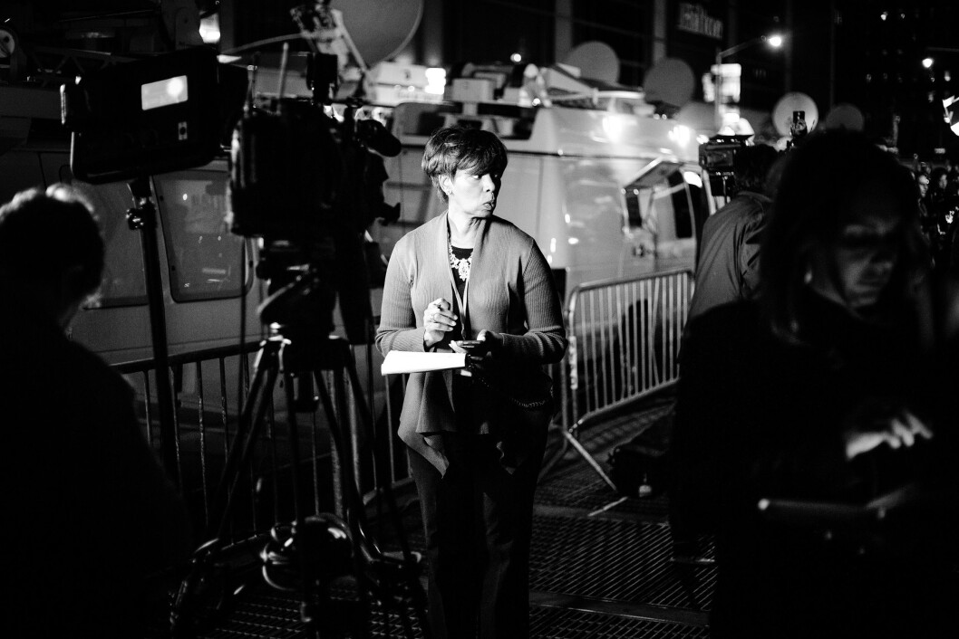 HILTON MIDTOWN, 8. NOVEMBER 2016 - KL 18.58: TV-biler og andre reporterteam leder bakgrunnen for dette TV-crewet utenfor Donald Trumps valgvake. De første målingene visste at Hillary Clinton ledet Florida, og alle ventet egentlig på en seier til det som skulle bli USAs første kvinnelige president. HILTON MIDTOWN, 8. NOVEMBER 2016 - KL 18.58: TV-biler og andre reporterteam leder bakgrunnen for dette TV-crewet utenfor Donald Trumps valgvake. De første målingene visste at Hillary Clinton ledet Florida, og alle ventet egentlig på en seier til det som skulle bli USAs første kvinnelige president.