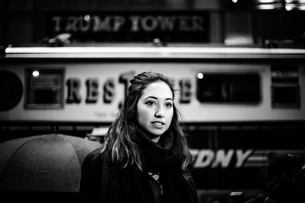 TRUMP TOWER, 9. NOVEMBER 2016 - KL 13.50: En brannbil kjører forbi Trump Tower mens en reporter gjør seg klar til å rapportere. Donald Trump er blitt president, og sentrum av New York har fått det “hvite hus” midlertidig. . TRUMP TOWER, 9. NOVEMBER 2016 - KL 13.50: En brannbil kjører forbi Trump Tower mens en reporter gjør seg klar til å rapportere. Donald Trump er blitt president, og sentrum av New York har fått det “hvite hus” midlertidig. .