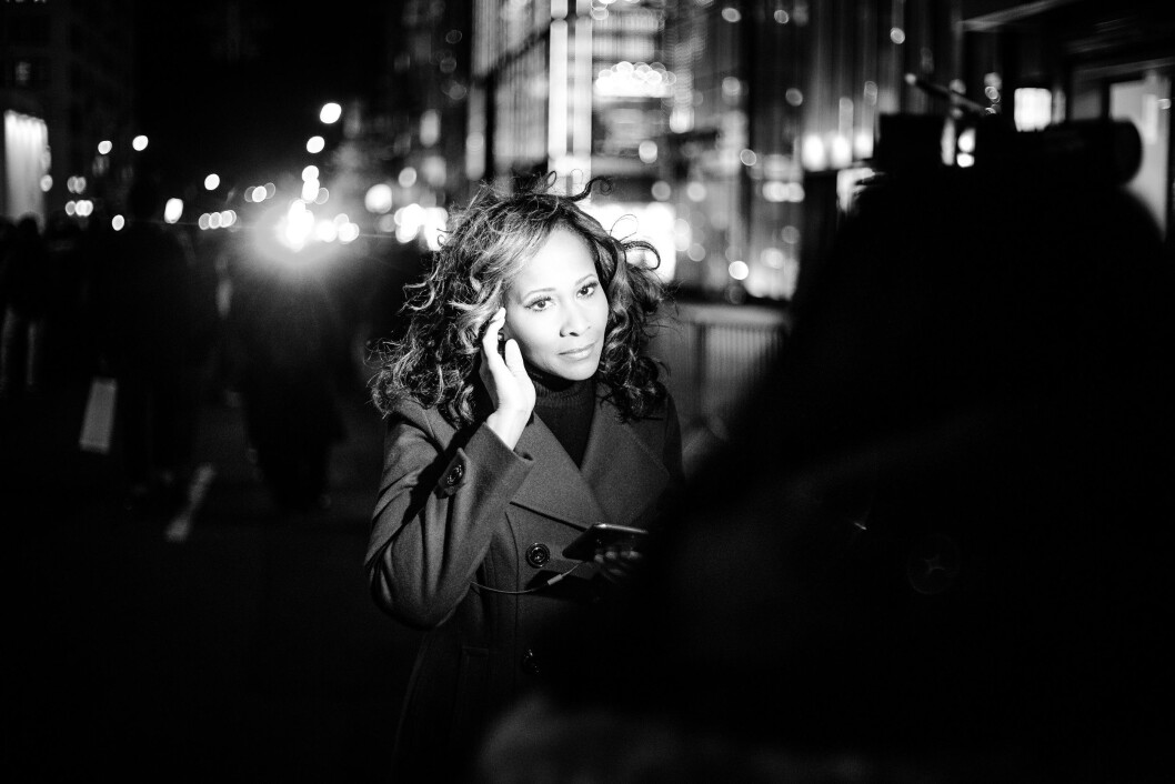 TRUMP TOWER, 11. NOVEMBER 2016 - KL 19.47: En reporter fra NY1 i New York står like ved der hvor demonstrantene demonstrerer utenfor Trump Tower. I bakgrunnen skimtes et lys fra en politibil, men demonstrantene forsvinner hvis man eksponerer etter lyset på ansiktet til reporteren. Like etter pakker de ned og drar hjem. . TRUMP TOWER, 11. NOVEMBER 2016 - KL 19.47: En reporter fra NY1 i New York står like ved der hvor demonstrantene demonstrerer utenfor Trump Tower. I bakgrunnen skimtes et lys fra en politibil, men demonstrantene forsvinner hvis man eksponerer etter lyset på ansiktet til reporteren. Like etter pakker de ned og drar hjem. .