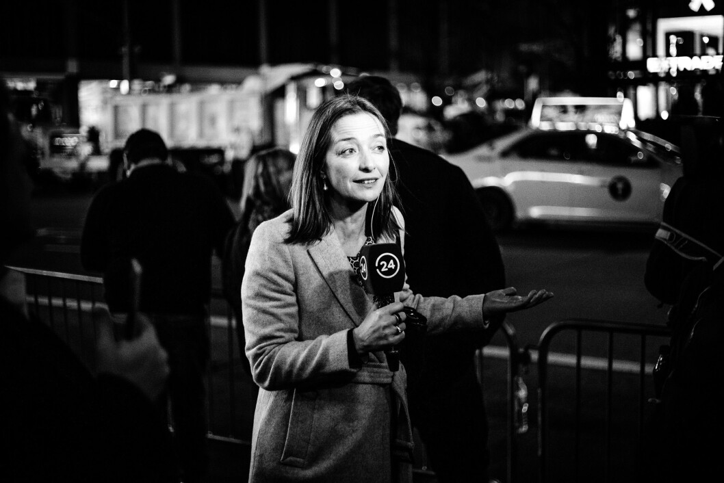 HILTON MIDTOWN, 9. NOVEMBER 2016 - KL 01.05: En reporter fra chilenske 24 Horas rapporterer engasjert hjem om at Donald Trump mest sannsynlig vinner presidentvalget i USA. Rundt henne står lykkelige Trump-supportere. HILTON MIDTOWN, 9. NOVEMBER 2016 - KL 01.05: En reporter fra chilenske 24 Horas rapporterer engasjert hjem om at Donald Trump mest sannsynlig vinner presidentvalget i USA. Rundt henne står lykkelige Trump-supportere.
