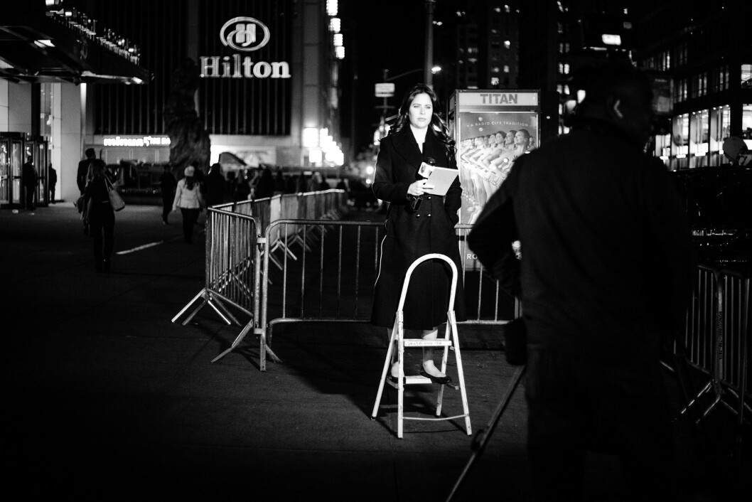 HILTON MIDTOWN, 8. NOVEMBER 2016 - KL 21.21: Alt for å oppnå den perfekte komposisjon. En kvinnelig reporter - som mange andre reportere utenfor Hilton Midtown - bruker en stige for å stå i høyde med skilten til hotellet. HILTON MIDTOWN, 8. NOVEMBER 2016 - KL 21.21: Alt for å oppnå den perfekte komposisjon. En kvinnelig reporter - som mange andre reportere utenfor Hilton Midtown - bruker en stige for å stå i høyde med skilten til hotellet.