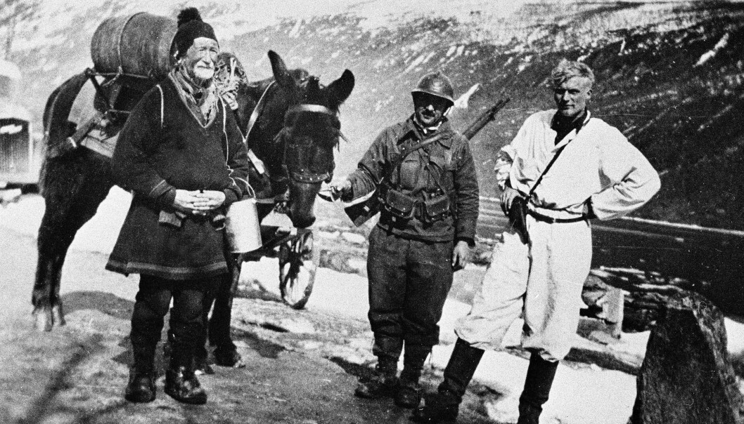 Når slaget om Narvik skal bli TV-serie og kanskje film, vil man lete etter enkeltskjebner. Her er et bilde fra Narvik-fronten i mai 1940, ifølge bildeteksten en 80 år gammel same, en alliert fransk alpejeger med muldyr og en norsk soldat. Når slaget om Narvik skal bli TV-serie og kanskje film, vil man lete etter enkeltskjebner. Her er et bilde fra Narvik-fronten i mai 1940, ifølge bildeteksten en 80 år gammel same, en alliert fransk alpejeger med muldyr og en norsk soldat.