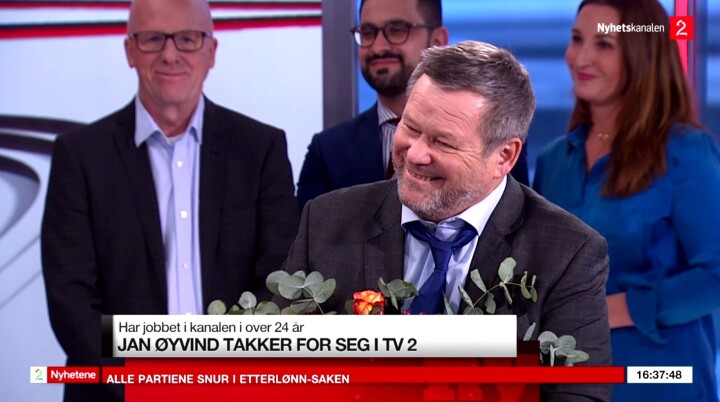Jan Øyvind Helgesen (67) gir seg etter 24 år i TV 2. Midt i siste sending ble han lurt på direkten - se klippet her
