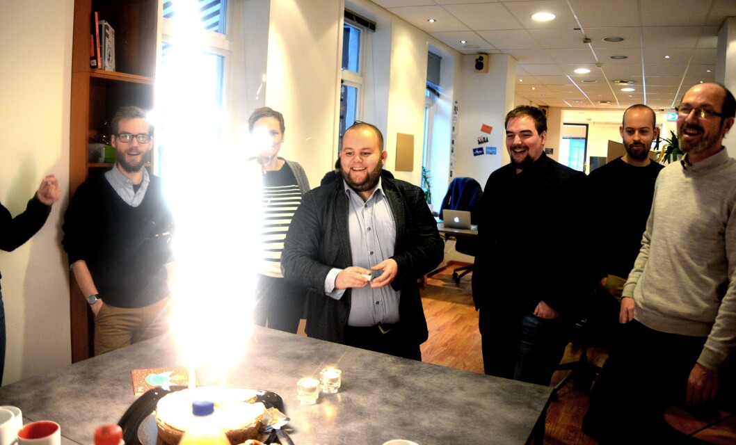 Fredag feiret vi 2-årsdagen med kake sammen med kontorfellesskapets kolleger i Oslo Media House, som vi nå forlater for å flytte til TU Media i Grensen. Med fyrstikker - redaktør Gard L. Michalsen, til høyre for ham - journalist og vaktsjef Erik Waatland. Fredag feiret vi 2-årsdagen med kake sammen med kontorfellesskapets kolleger i Oslo Media House, som vi nå forlater for å flytte til TU Media i Grensen. Med fyrstikker - redaktør Gard L. Michalsen, til høyre for ham - journalist og vaktsjef Erik Waatland.