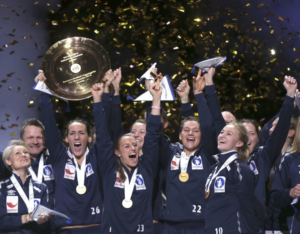 EM håndball kvinner i Sverige. Marta Tomac med seierstrofeet , Camilla Herrem, Amanda Kurtovic, og Stine Bredal Oftedal jubler da Norge tok EM-gull.Foto: Vidar Ruud / NTB scanpix EM håndball kvinner i Sverige. Marta Tomac med seierstrofeet , Camilla Herrem, Amanda Kurtovic, og Stine Bredal Oftedal jubler da Norge tok EM-gull.Foto: Vidar Ruud / NTB scanpix