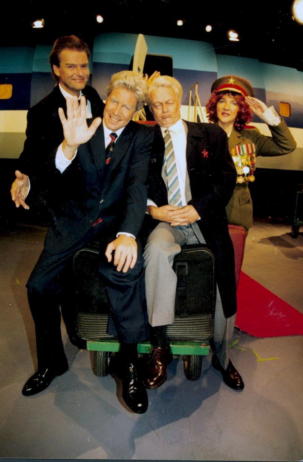 Her fra NRKs 20-årsfeiring av KLM, hvor Knut Lystad gestalter president Clinton, Trond Kirkvaag tar for seg Jeltsin - sammen med Lars Mjøen og Kine Hellebust. Foto: Ole Kaland / NRK. Her fra NRKs 20-årsfeiring av KLM, hvor Knut Lystad gestalter president Clinton, Trond Kirkvaag tar for seg Jeltsin - sammen med Lars Mjøen og Kine Hellebust. Foto: Ole Kaland / NRK.