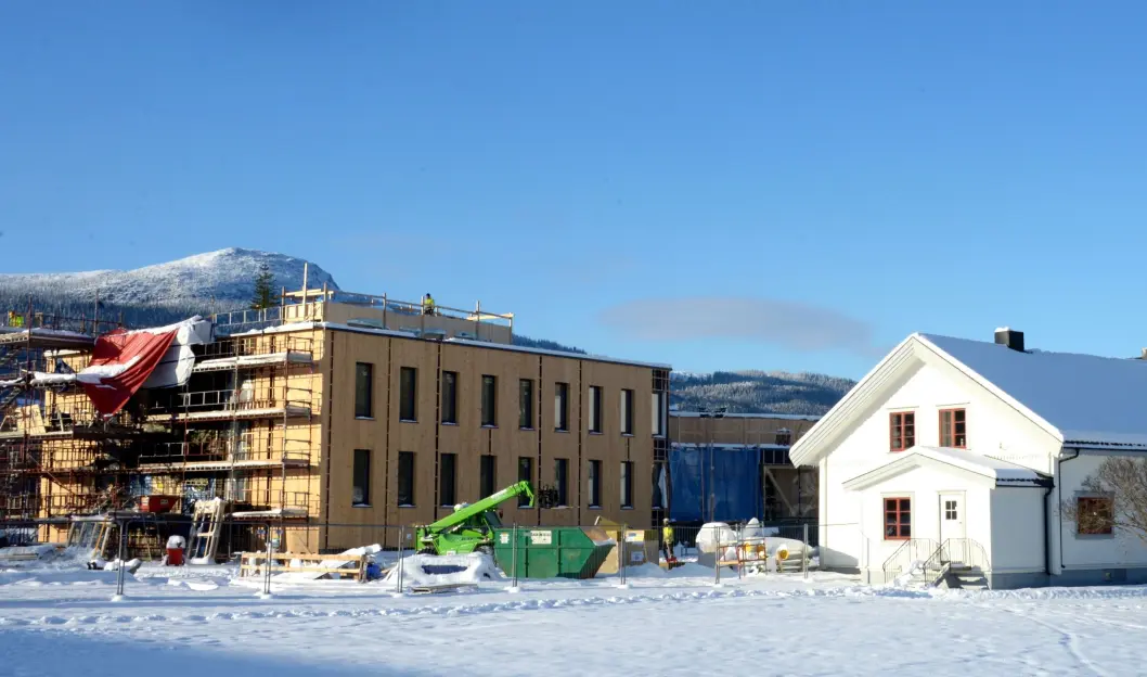 Selvom nybygget på Campus Evenstad har en meget vakker beliggenhet har man valgt å la taket ligge «brakk». Man kunne hatt hage, takterasse, høsting av regnvann, solcellepaneler, etc. Selvom nybygget på Campus Evenstad har en meget vakker beliggenhet har man valgt å la taket ligge «brakk». Man kunne hatt hage, takterasse, høsting av regnvann, solcellepaneler, etc.