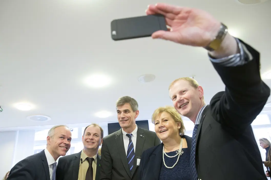 Kommunesammenslåing var mye omtalt i norske medier i år. Her: Stokke-ordfører Erlend Larsen (H) foreviger f.v. kommunal- og moderniseringsminister Jan Tore Sanner, Andebu-ordfører Bjarne Sommerstad (Sp), Sandefjord-ordfører Bjørn Ole Gleditsch (H) og statsminister Erna Solberg etter at ordførerne leverte sin søknad om sammenslåing til regjeringen for en tid siden. Kommunesammenslåing var mye omtalt i norske medier i år. Her: Stokke-ordfører Erlend Larsen (H) foreviger f.v. kommunal- og moderniseringsminister Jan Tore Sanner, Andebu-ordfører Bjarne Sommerstad (Sp), Sandefjord-ordfører Bjørn Ole Gleditsch (H) og statsminister Erna Solberg etter at ordførerne leverte sin søknad om sammenslåing til regjeringen for en tid siden.