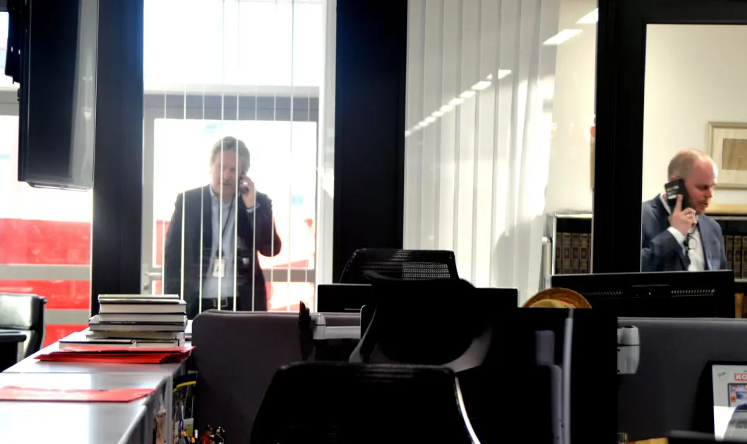 Da nyheten sprakk om sjefredaktørskiftet, ble det heftig telefonering i VG-huset. Da nyheten sprakk om sjefredaktørskiftet, ble det heftig telefonering i VG-huset.