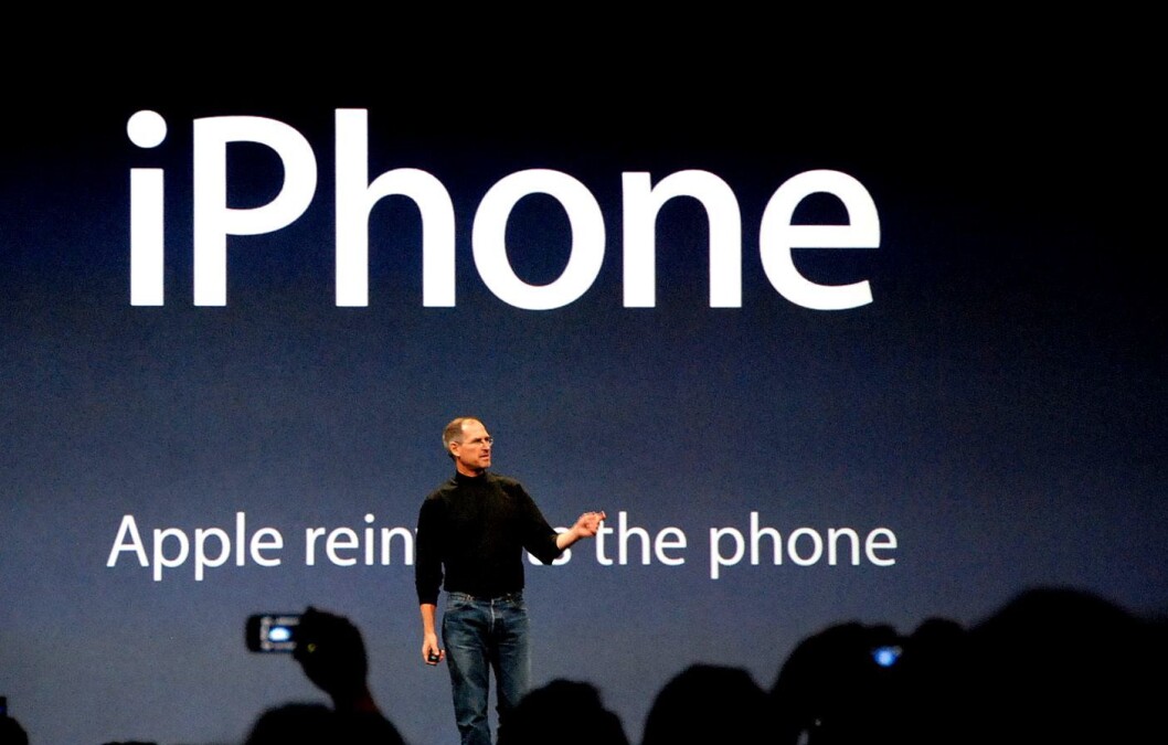 Steve Jobs presenterte den første iPhonen 9. januar 2007. Steve Jobs presenterte den første iPhonen 9. januar 2007.