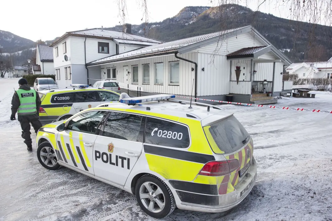 Politi utenfor boligen i sentrum av Nesbyen, der en kvinne ble funnet drept torsdag. En mann er siktet for drapet. Hallingdølen brukte et lignende bilde allerede en og en halv time etter at hendelsen ble meldt politiet. Politi utenfor boligen i sentrum av Nesbyen, der en kvinne ble funnet drept torsdag. En mann er siktet for drapet. Hallingdølen brukte et lignende bilde allerede en og en halv time etter at hendelsen ble meldt politiet.