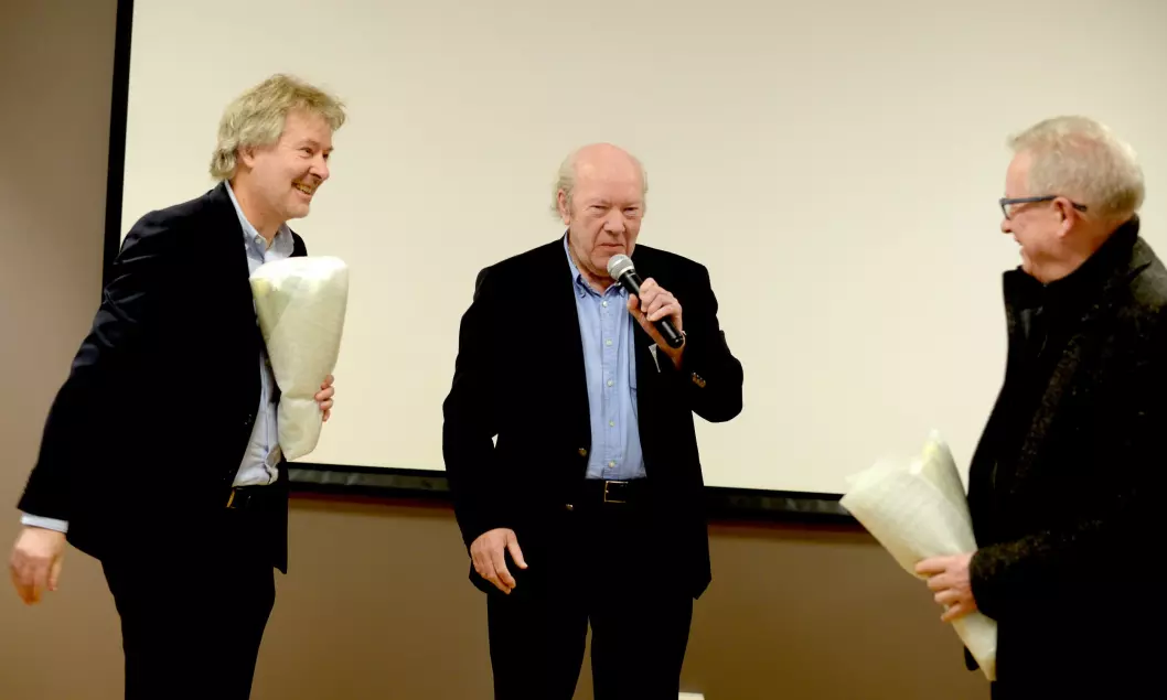 De tidligere VG-redaktørene Torry Pedersen (t.v.) og Bernt Olufsen (t.h.) fikk blomster fra en annen presseveteran; Nils Øy, nå konstituert generalsekretær i Norsk Presseforbund.