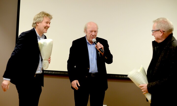 De tidligere VG-redaktørene Torry Pedersen (t.v.) og Bernt Olufsen (t.h.) fikk blomster fra en annen presseveteran; Nils Øy, nå konstituert generalsekretær i Norsk Presseforbund.