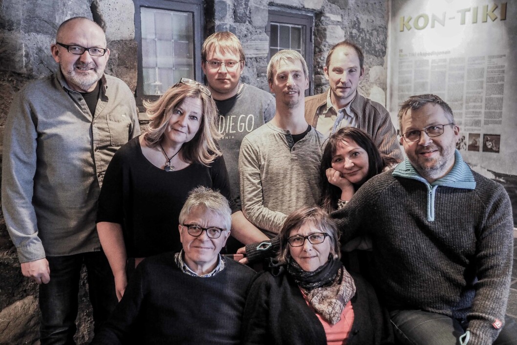 Sittende sofaen: Redaktør Andreas Reitan og Kirsten Røset. Sittende på armlenet: Per Magne Moan. Stående bak: Marit Manfredsdotter og Anne Gundersen til høyre. Lengst bak fra høyre: Ola dragmyrhaug, Thomas Kråkvik, Stian Elverum og Nils Kåre Nesvold. Sittende sofaen: Redaktør Andreas Reitan og Kirsten Røset. Sittende på armlenet: Per Magne Moan. Stående bak: Marit Manfredsdotter og Anne Gundersen til høyre. Lengst bak fra høyre: Ola dragmyrhaug, Thomas Kråkvik, Stian Elverum og Nils Kåre Nesvold.