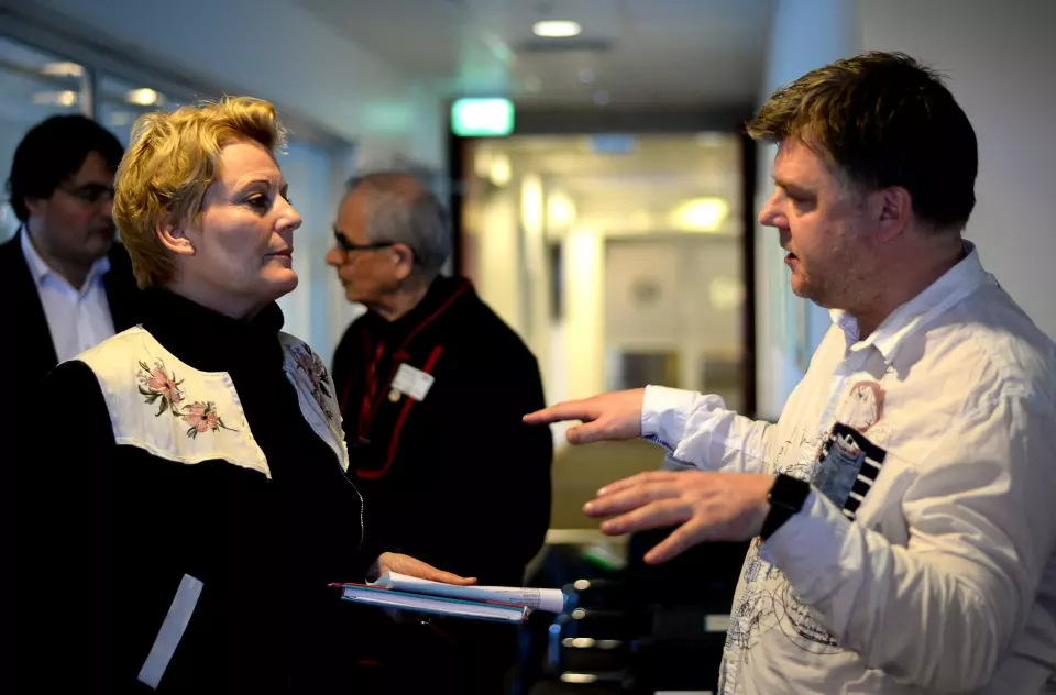 Marienlyst-direktør Vibeke Fürst Haugen i samtale med Richard Aune, leder for NRKs journalistlag. Her under samtale i en pause av Kringkastingsrådets møte i januar.