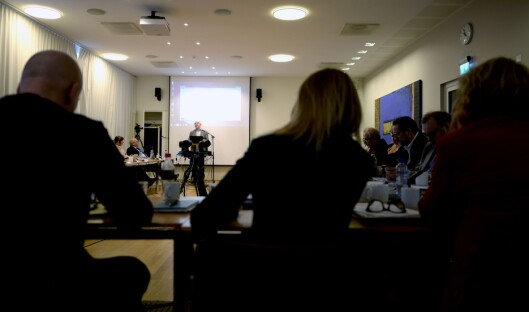 Sven Egil Omdal (i bakgrunnen) talte for Kringkastingsrådet for noen uker siden. Nærmest kamera, fra venstre og med ryggen til: NRK-sjef Thor Gjermund Eriksen, nyhetsdirektør Alexandra Beverfjord og distriktsdirektør Grethe Gynnild-Johnsen. Sven Egil Omdal (i bakgrunnen) talte for Kringkastingsrådet for noen uker siden. Nærmest kamera, fra venstre og med ryggen til: NRK-sjef Thor Gjermund Eriksen, nyhetsdirektør Alexandra Beverfjord og distriktsdirektør Grethe Gynnild-Johnsen.