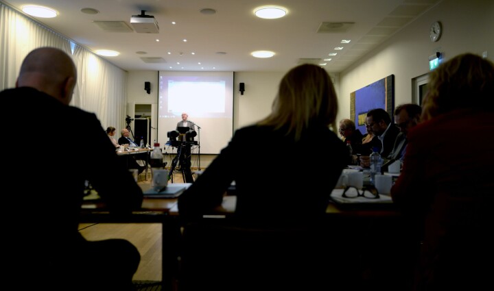Sven Egil Omdal (i bakgrunnen) taler for Kringkastingsrådet fredag. Nærmest kamera, fra venstre og med ryggen til: NRK-sjef Thor Gjermund Eriksen, nyhetsdirektør Alexandra Beverfjord og distriktsdirektør Grethe Gynnild-Johnsen.