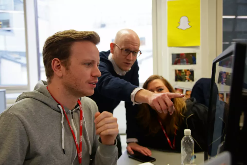 Prosjektleder Mathias Jørgensen i Snapchat-redaksjonen til VG sammen med digitalredaktør Ola Stenberg og Snap-medarbeider Camilla Brække.