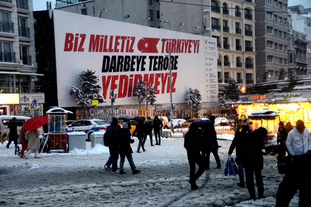 Mange kommersielle reklameboards i Istanbul har på ubestemt tid blitt erstattet av store boards fra staten som slår fast at nasjonen står samlet mot terror og kuppforsøk.
