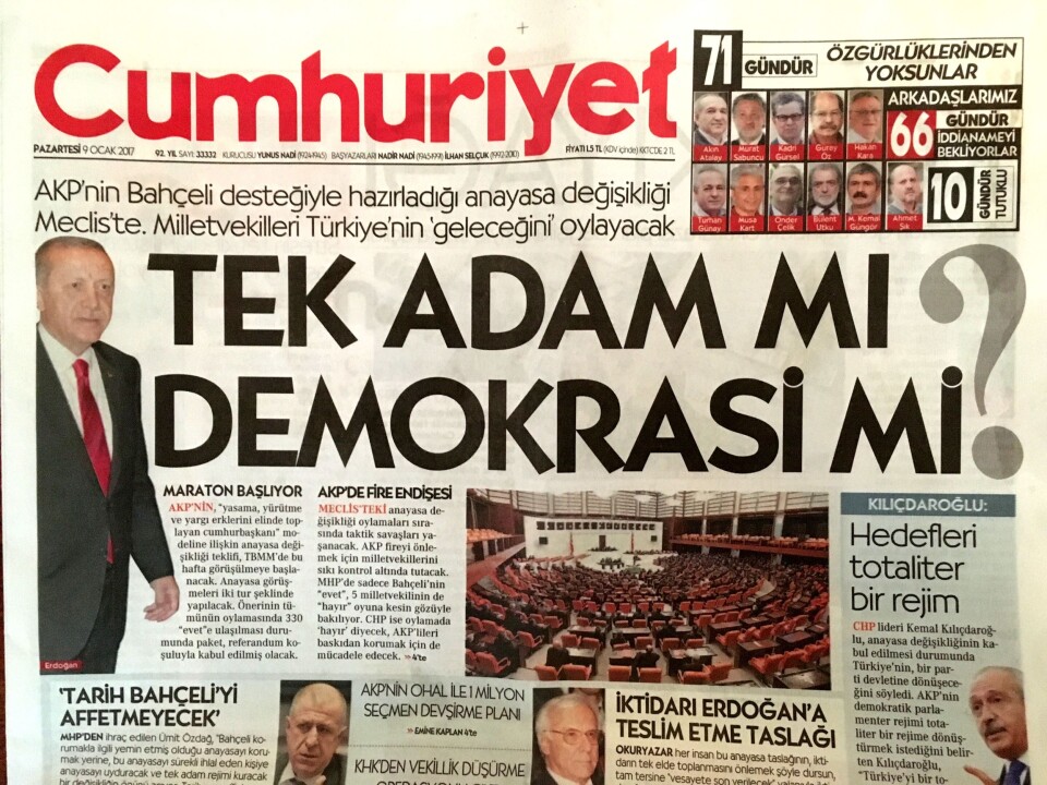 Den regjeringskritiske avisen Cumhuriyet fører hver dag på forsiden regnskap over fengslede journalister. Den regjeringskritiske avisen Cumhuriyet fører hver dag på forsiden regnskap over fengslede journalister.
